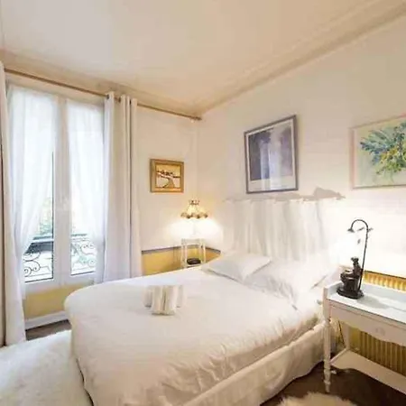 Colorful In Pigalle Apartment Paris